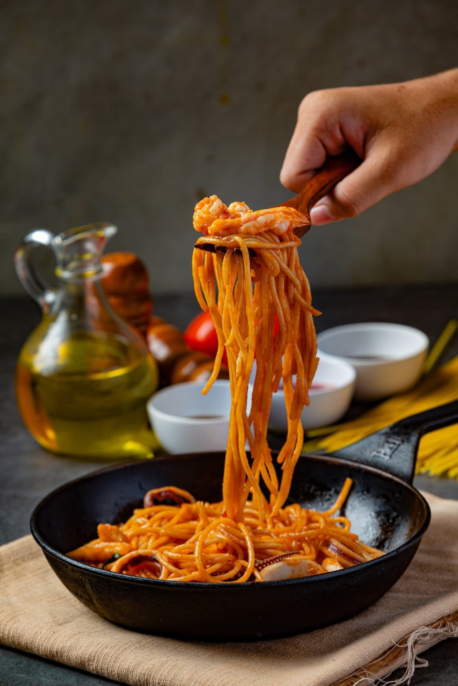 spaghetti-seafood-with-tomato-sauce-decorated-with-beautiful-ingredients