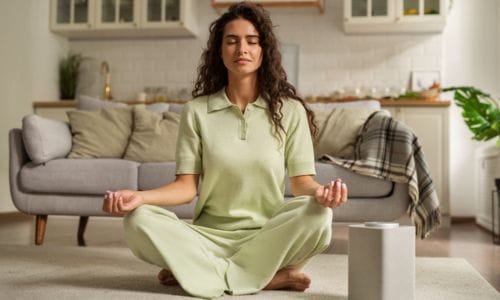 full-shot-woman-meditating-home
