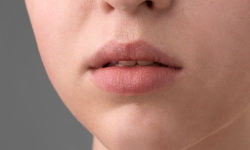 close-up-portrait-woman-with-hydrated-lips-and-skin